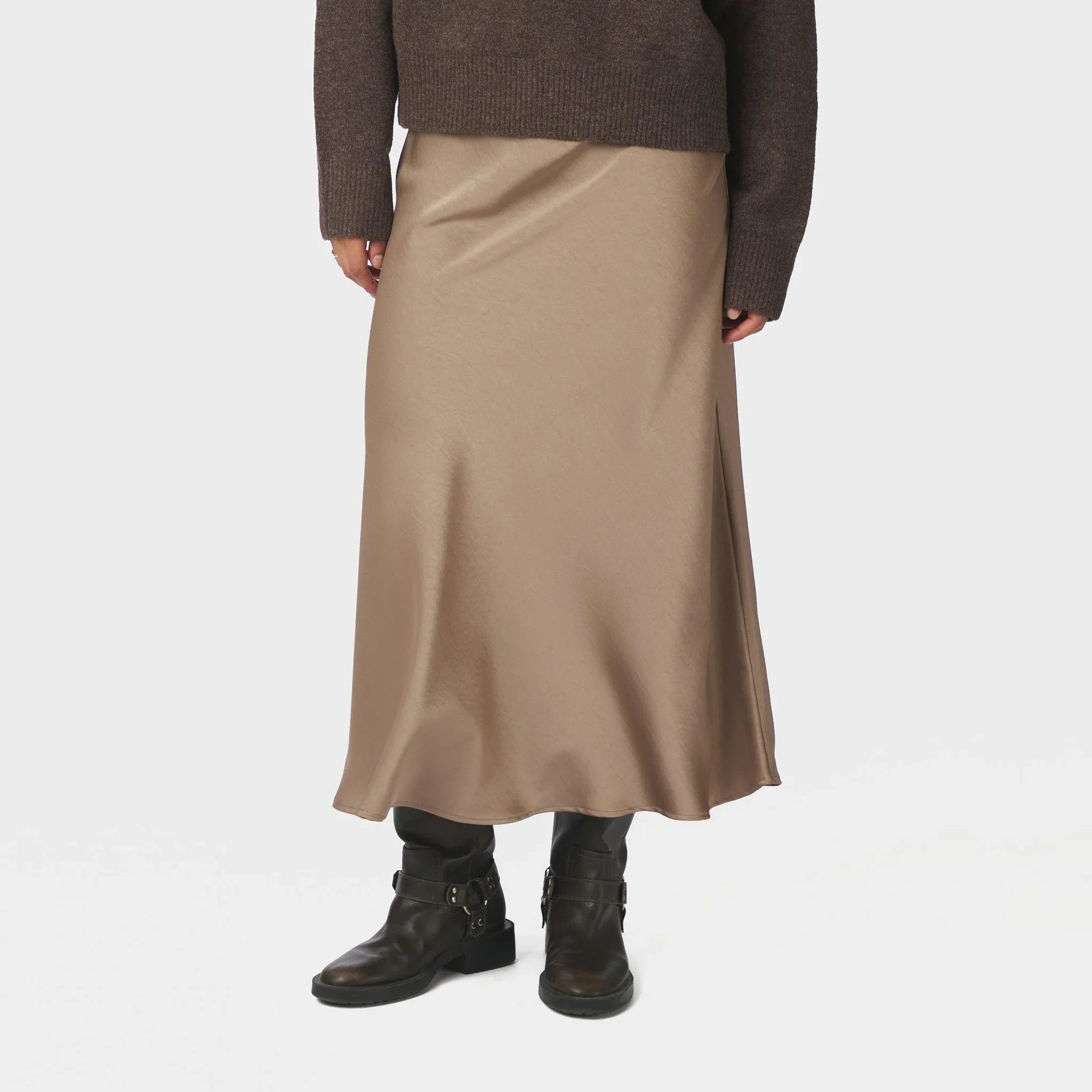 Model i brun midi nederdel i satin i farven Dark Taupe, set forfra med mørkebrun strik og støvler