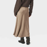 Brun satin nederdel i Dark Taupe på model set bagfra, der viser det skrå snit og faldet
