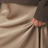 Tæt på den bløde gråbrune satin med let glans i Bovary Skirt fra Neo Noir