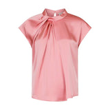 Pink satinbluse fra Neo Noir med høj krave, snoet drapering ved halsen og korte ærmer set forfra