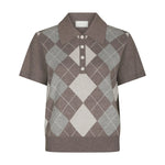 Brun strikket bluse med argyle-tern i grå og lyse nuancer, polokrave og perleknapper set forfra