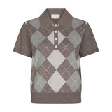 Brun strikket bluse med argyle-tern i grå og lyse nuancer, polokrave og perleknapper set forfra