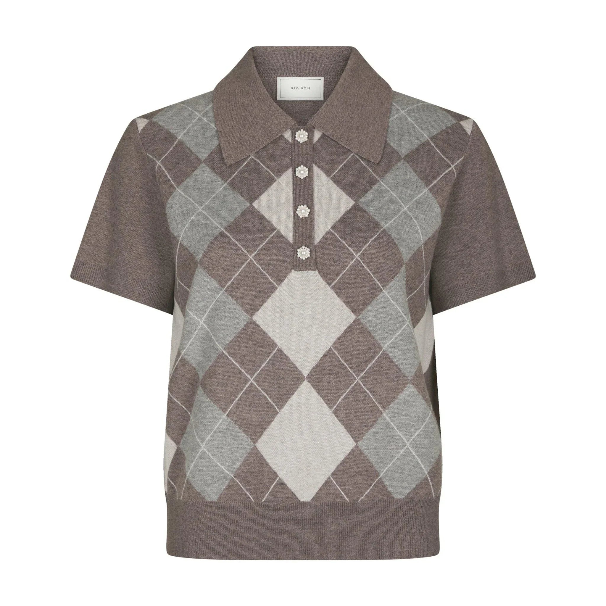 Brun strikket bluse med argyle-tern i grå og lyse nuancer, polokrave og perleknapper set forfra