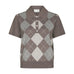 Brun strikket bluse med argyle-tern i grå og lyse nuancer, polokrave og perleknapper set forfra