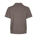 Brun strikket bluse med polokrave og korte ærmer set bagfra med ensfarvet ryg