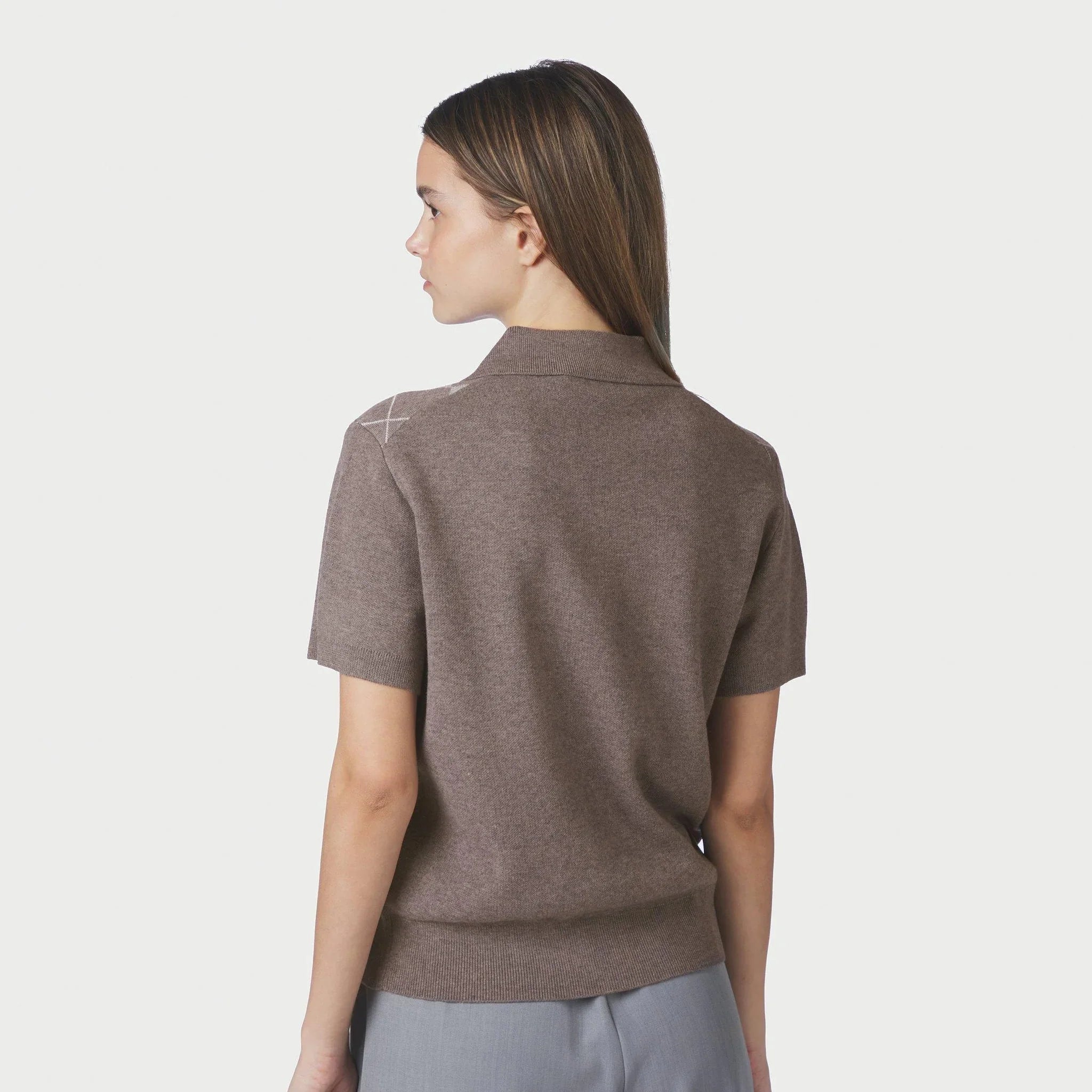 Model i brun strikket bluse med korte ærmer og ribkant set bagfra