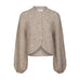 Beige fluffy cardigan fra Neo Noir med puffærmer, betrukne knapper og rundede kanter foran, set forfra