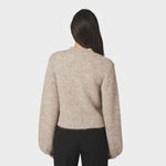 Model i beige fluffy cardigan med vide puffærmer, set bagfra