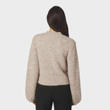 Model i beige fluffy cardigan med vide puffærmer, set bagfra