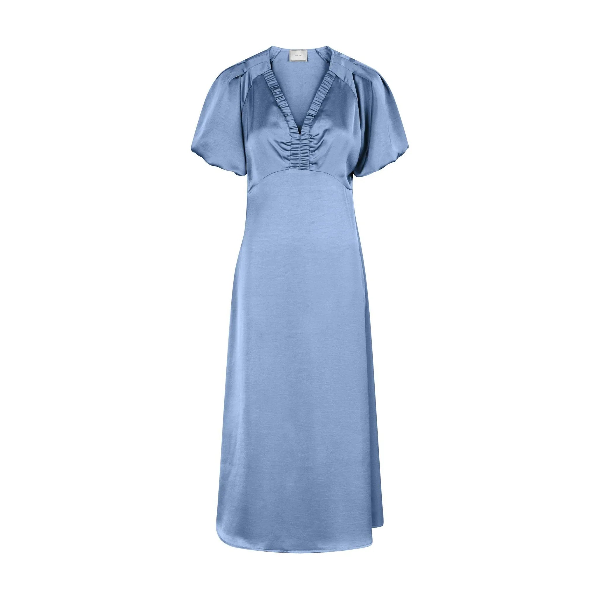 Blå satin midikjole Ilana fra Neo Noir med v-hals og puffede ærmer set forfra