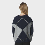 Model i navy strik med argyle mønster, set bagfra