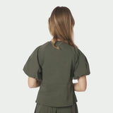 Model i grøn poplin bluse fra Neo Noir set bagfra med puffede ærmer