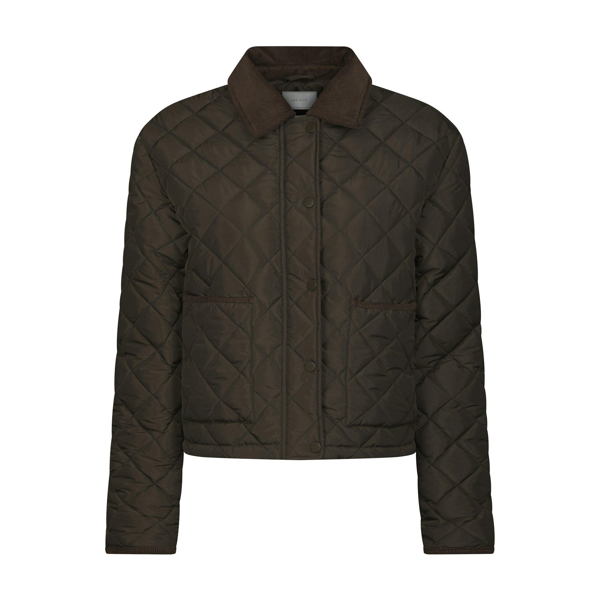Quiltet jakke i khaki fra Neo Noir med brun krave, trykknapper og to lommer foran, set forfra