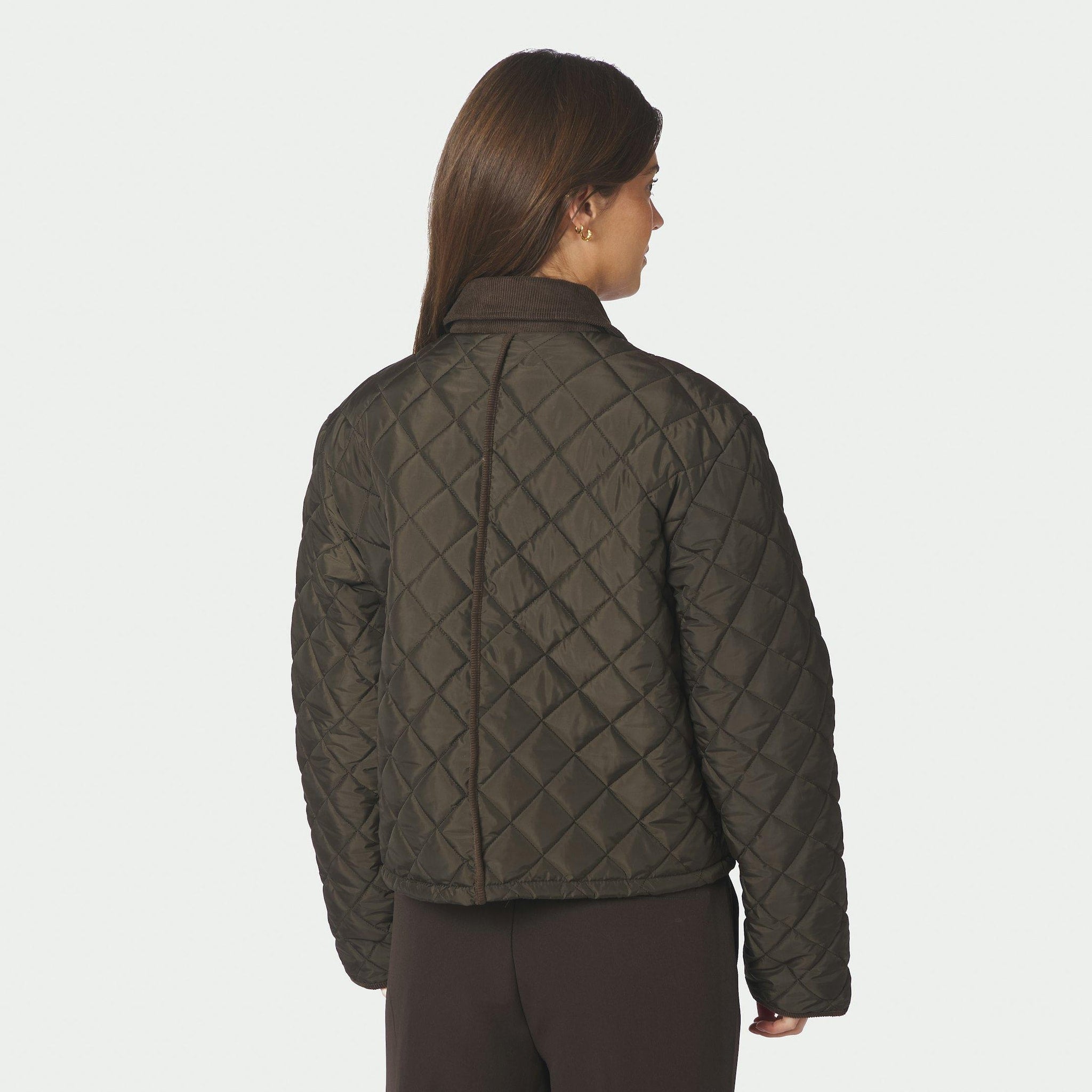 Model i quiltet jakke i khaki med boxy look, set bagfra