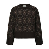 Brun strikbluse med argyle mønster og rundhals fra Neo Noir set forfra
