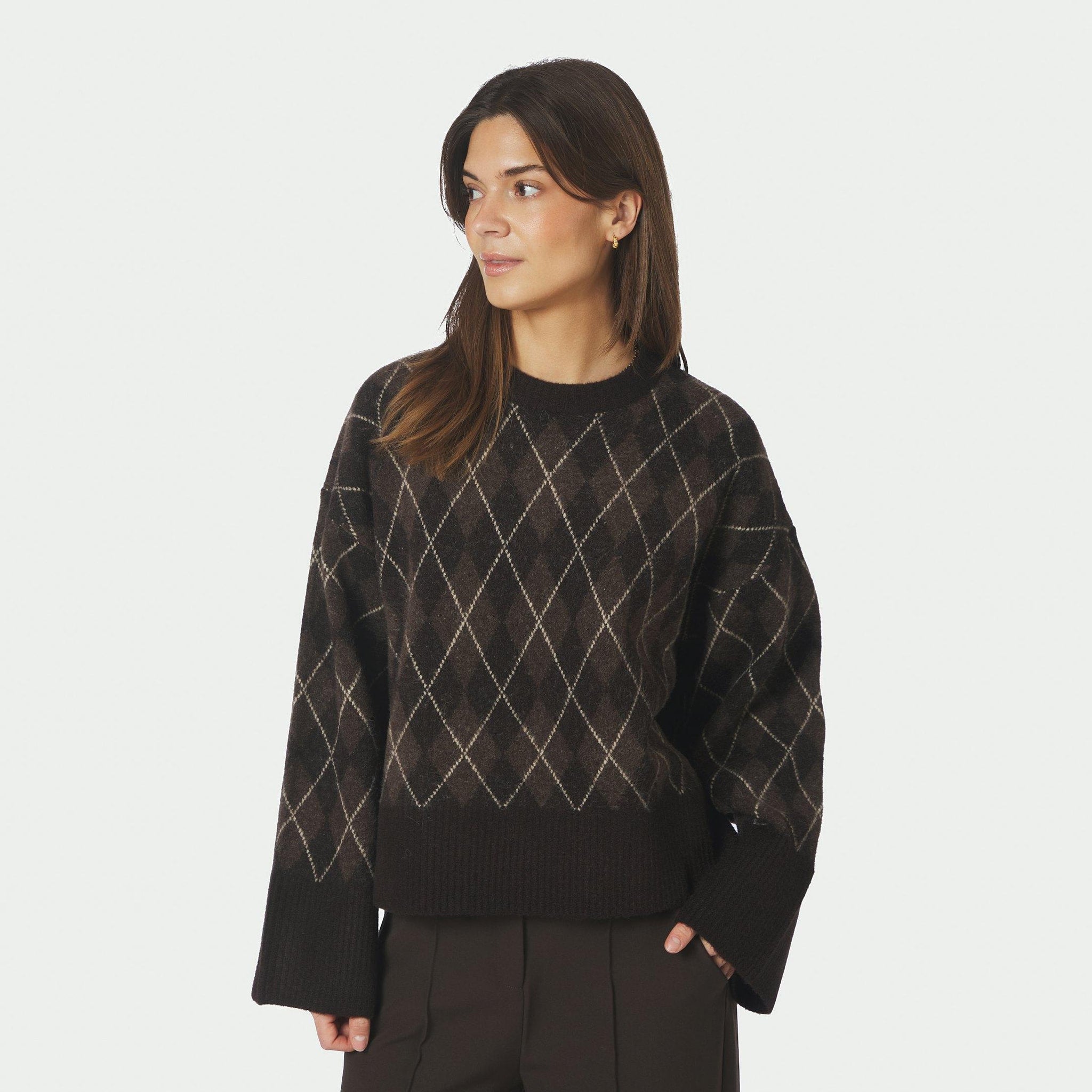 Model i brun argyle strikbluse med vide ærmer, set forfra tæt på