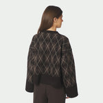 Model i brun argyle strikbluse med løs, boxy pasform set bagfra