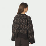 Model i brun argyle strikbluse med løs, boxy pasform set bagfra
