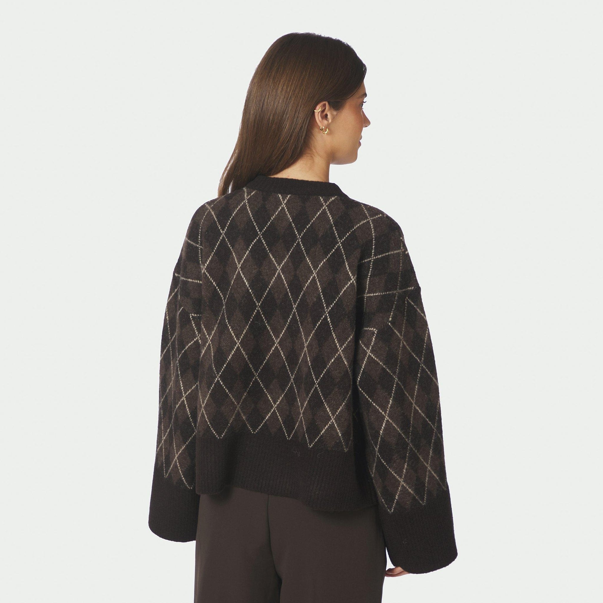 Model i brun argyle strikbluse med løs, boxy pasform set bagfra
