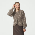 Model i beige ternet cardigan med rund hals og ballonærmer, set forfra