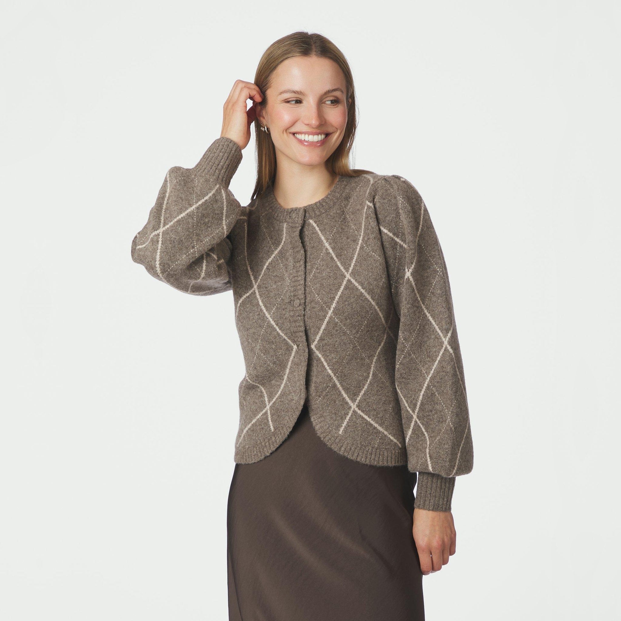 Model i beige ternet cardigan med rund hals og ballonærmer, set forfra