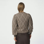 Model i beige ternet cardigan med puf ved skulderen, set bagfra