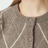 Nærbillede af rund hals med ribkant og knapper på beige ternet cardigan