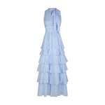 Lyseblå lang kjole i chiffon med halterneck, bindebånd og lag af flæser set forfra