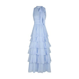 Lyseblå lang kjole i chiffon med halterneck, bindebånd og lag af flæser set forfra