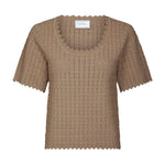 Beige bluse i hæklet look fra Neo Noir med korte ærmer og bølget kant, set forfra