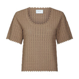 Beige bluse i hæklet look fra Neo Noir med korte ærmer og bølget kant, set forfra