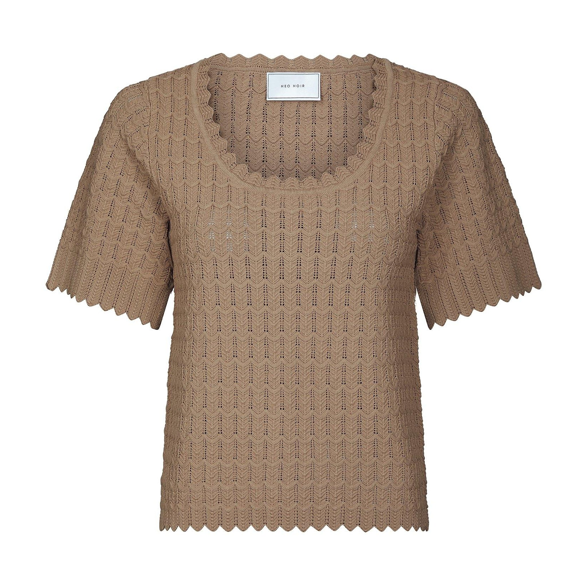 Beige bluse i hæklet look fra Neo Noir med korte ærmer og bølget kant, set forfra