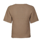 Beige hæklet bluse fra Neo Noir med bølget kant ved ærmer og forneden, set bagfra