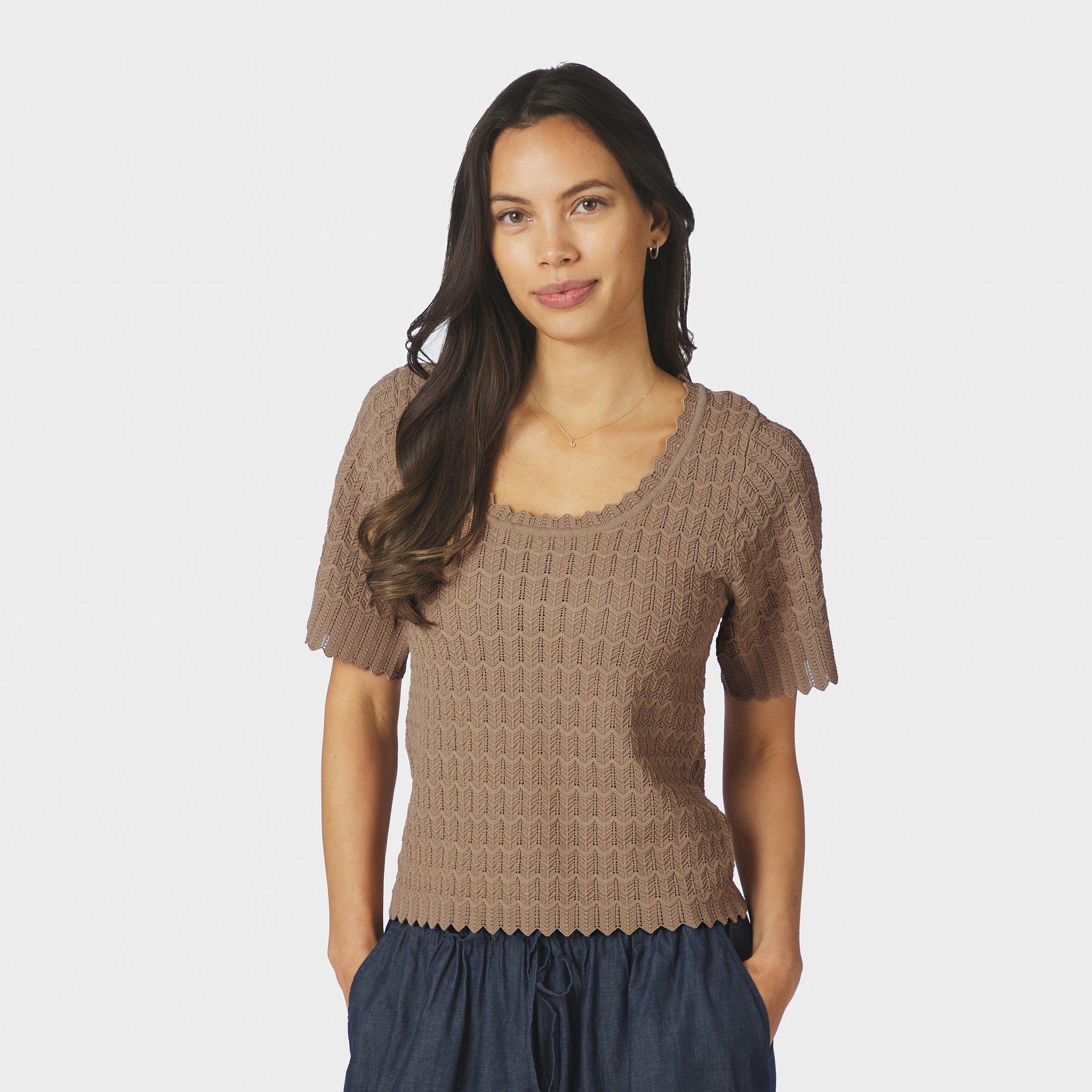 Model i beige Meiko bluse i hæklet look med åben halsudskæring, set forfra