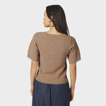 Model i beige hæklet bluse med korte ærmer og bølget kant, set bagfra