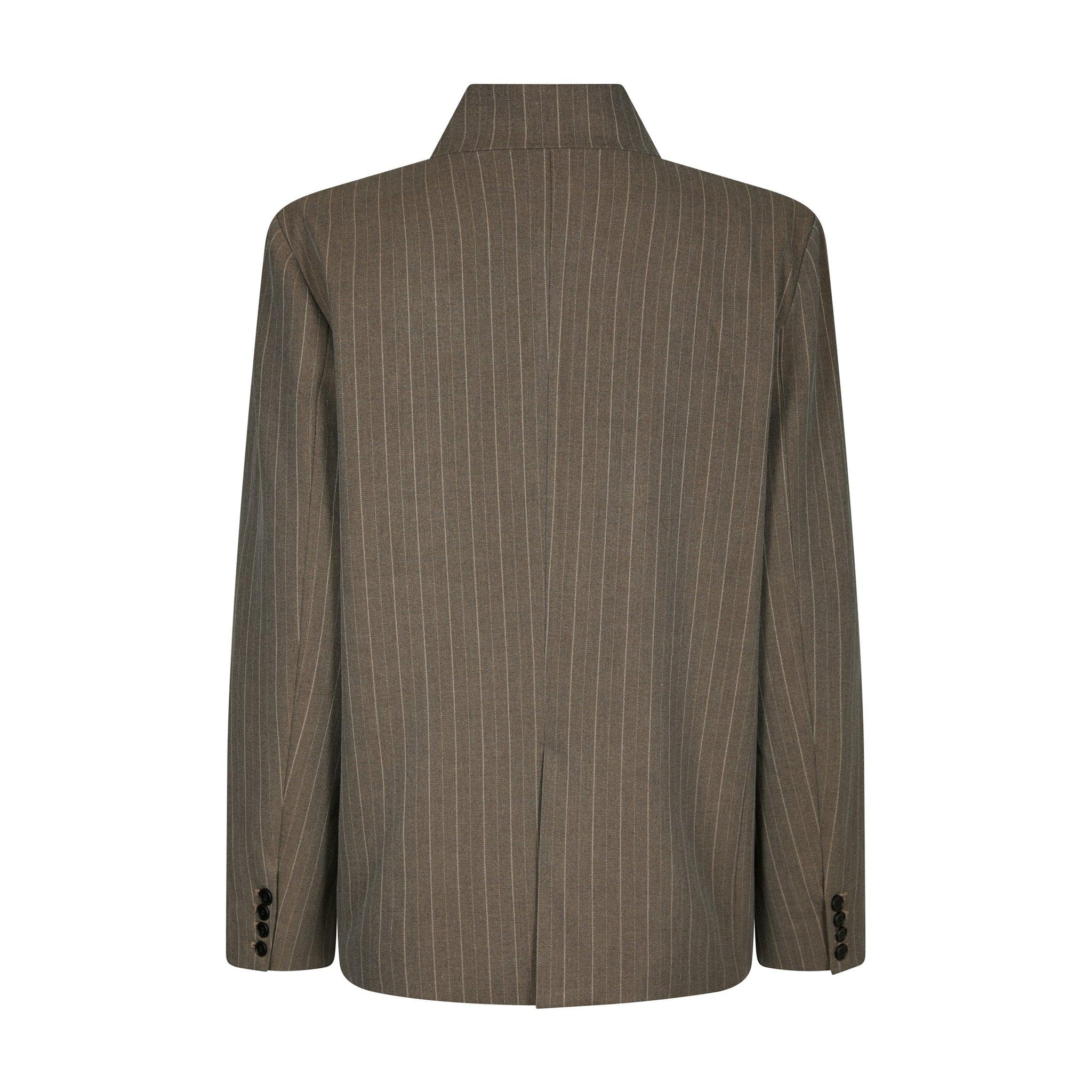 Brun nålestribet blazer set bagfra med slids og fire knapper ved ærmerne