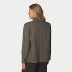 Model i brun nålestribet blazer set bagfra
