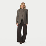 Model i hel figur i brun nålestribet blazer Dark Taupe stylet med mørkebrune bukser