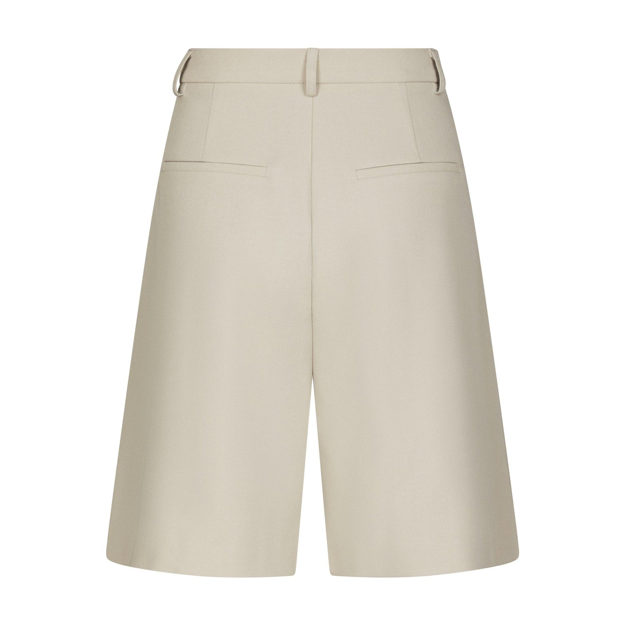 Hvide Nika Structure Shorts i Creme set bagfra med to lommer og bæltestropper