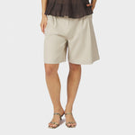 Model i cremehvide bermuda shorts med læg foran, set forfra tæt på