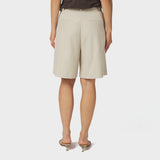 Model i cremehvide bermuda shorts fra Neo Noir set bagfra