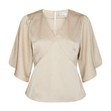 Beige bluse i sateen fra Neo Noir i Champagne med V-udskæring og løse 3/4 ærmer, set forfra