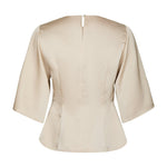 Beige Remana bluse i Champagne set bagfra med knap i nakken og indsyninger