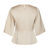 Beige Remana bluse i Champagne set bagfra med knap i nakken og indsyninger
