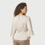 Model bagfra i beige Remana bluse i Champagne med knap i nakken