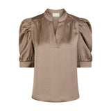 Brun satinbluse i Dark Taupe fra Neo Noir med puffede ærmer og V-åbning, set forfra