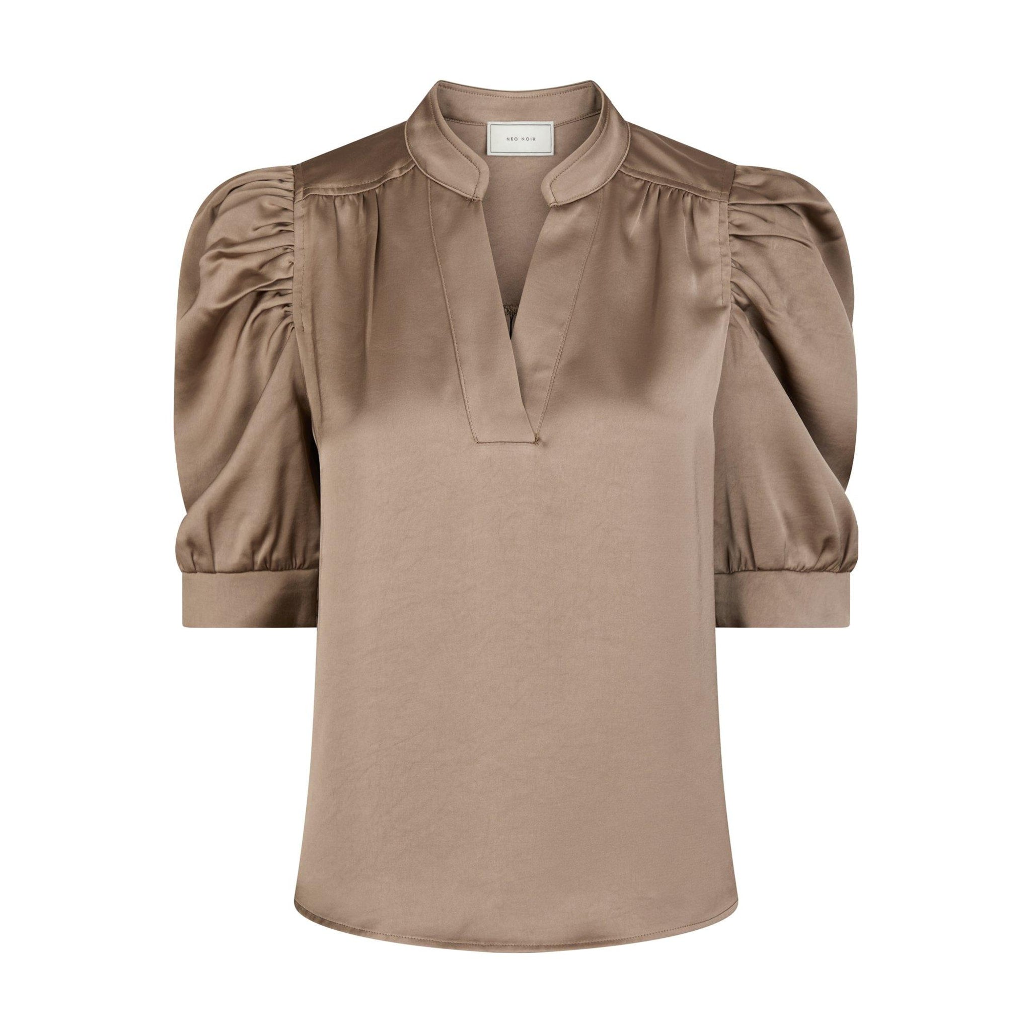 Brun satinbluse i Dark Taupe fra Neo Noir med puffede ærmer og V-åbning, set forfra