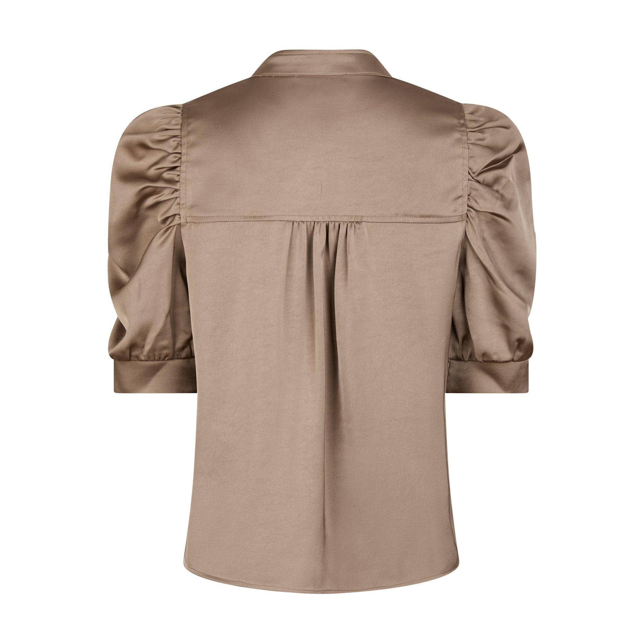 Brun satinbluse i Dark Taupe set bagfra med bærestykke og rynker midt bag