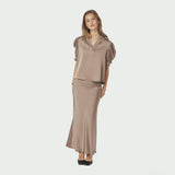Model i fuld figur i brun satinbluse i Dark Taupe stylet med lang satinnederdel