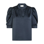 Navy bluse i satin fra Neo Noir med puffede ærmer og lille standkrave, set forfra